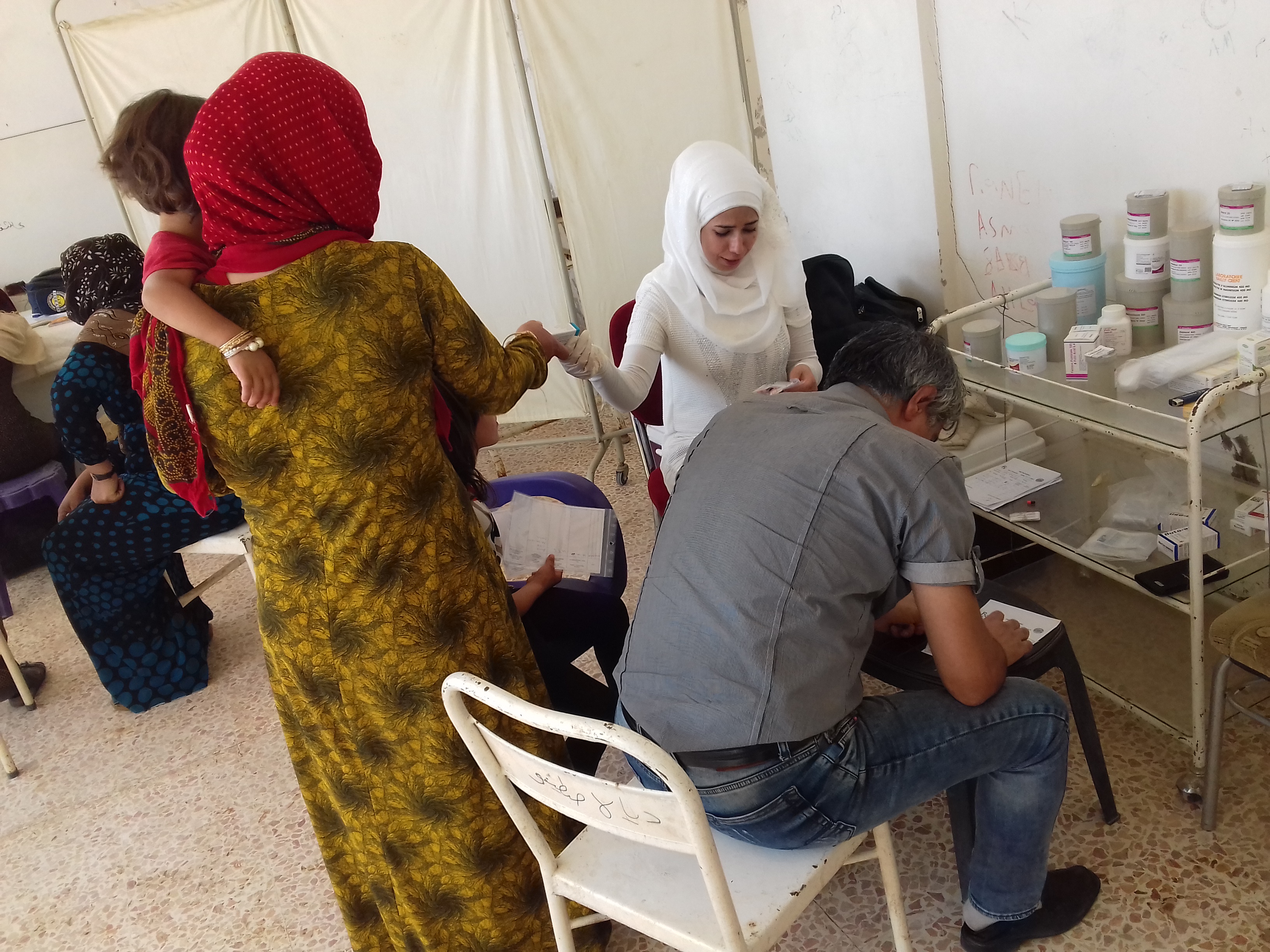 El doctor Kamiran Rassin pasa consulta en el campo de personas refugiadas de Mabrouka.