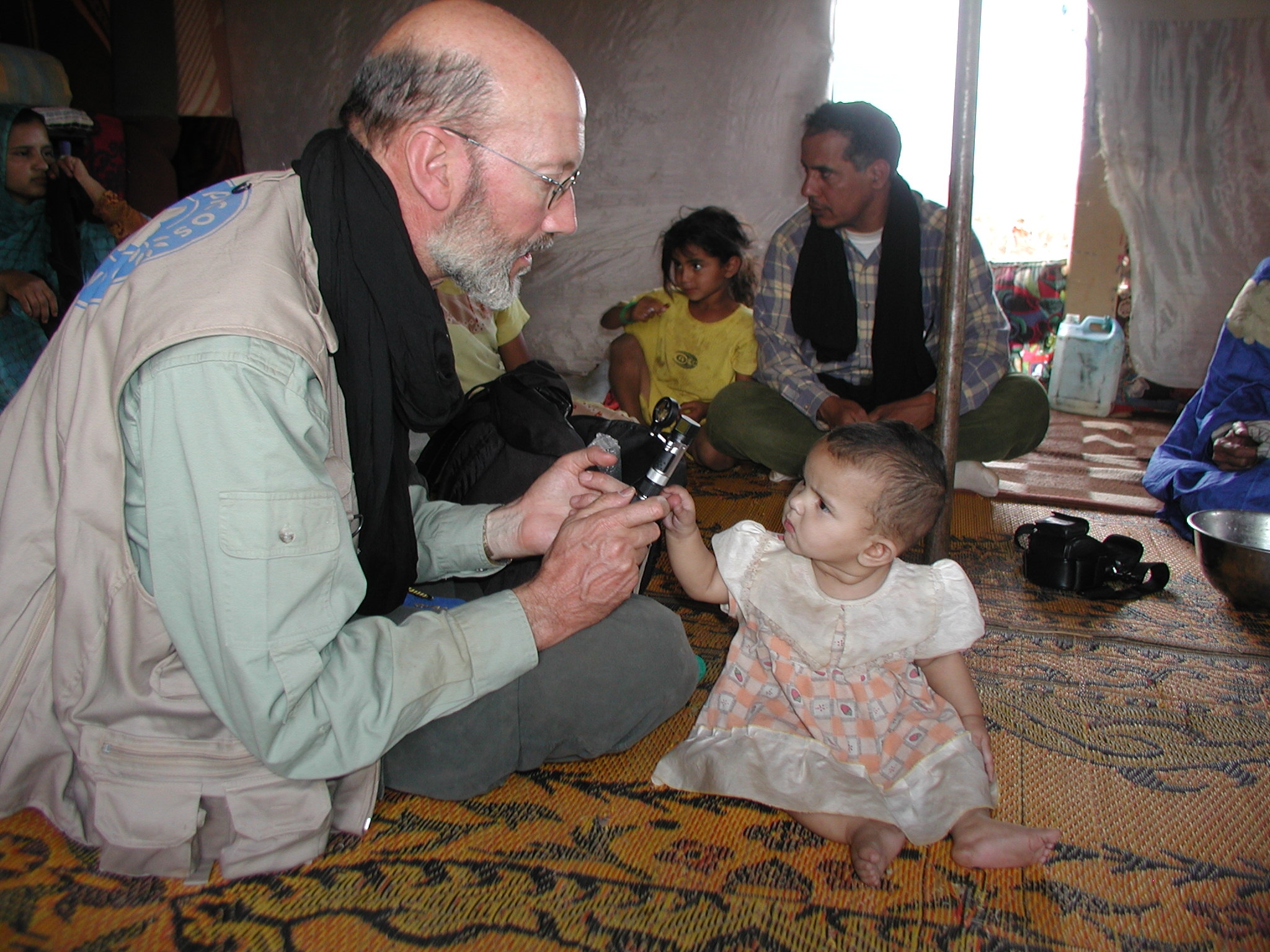 El oftalmólogo Tomás Pellicer revisa la vista a una niña en los campamentos de personas refugiadas saharauis en Tinduf, Argelia, 2007. 