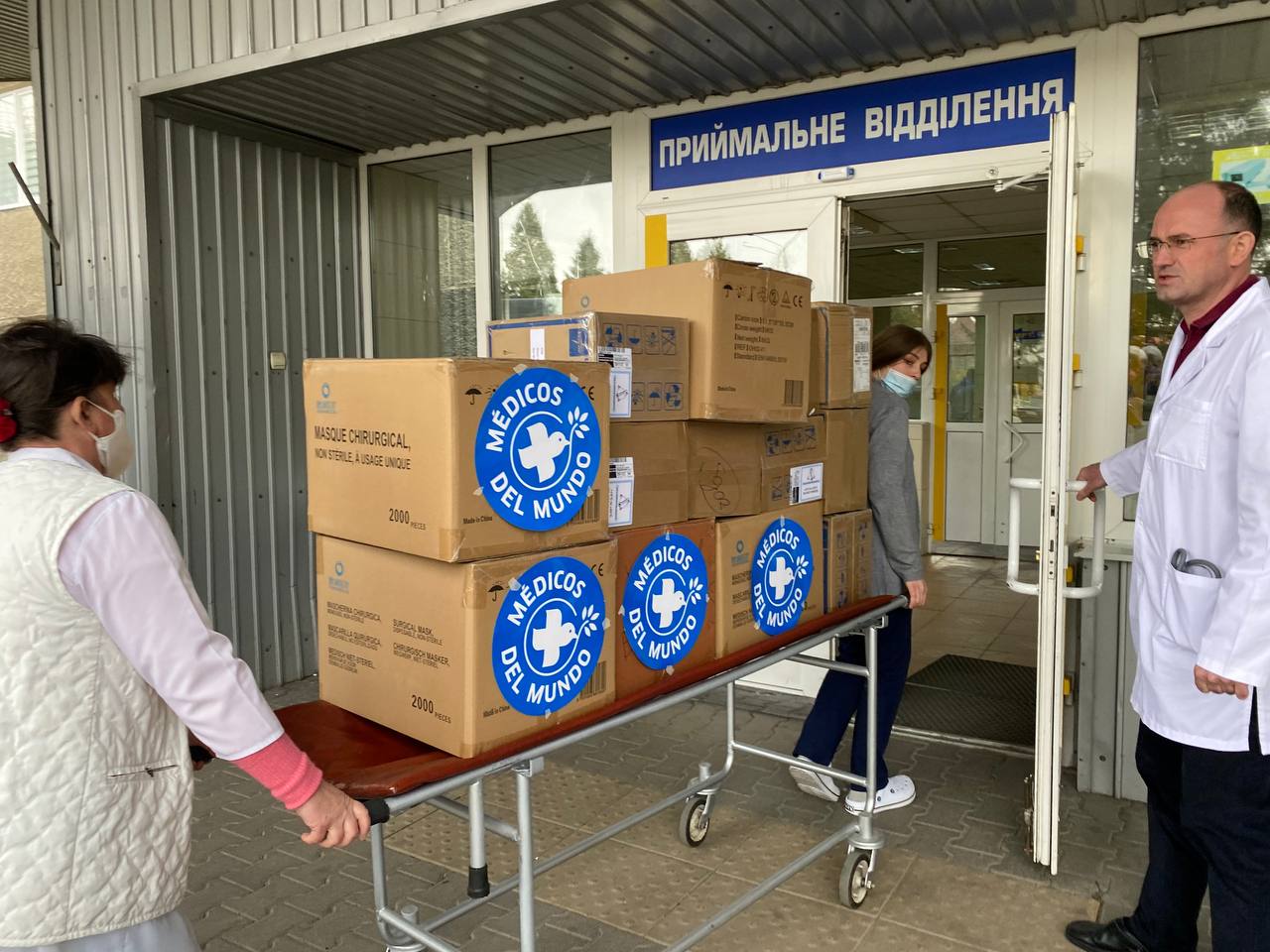 Entrega de medicamentos en un hospital de Ucrania. ©Olmo Calvo