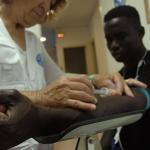 Una persona migrante recibe atención sanitaria en el Centro de Reducción de Daños de Valencia.