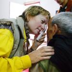 Una sanitaria observa los ojos de un saharui en los campamentos de personas refugiadas en tinduf, Argelia. 