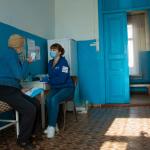 Médicos del Mundo atiende a una persona en la ciudad de Vilhove, en el este de Ucrania. 