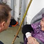 El psiquiatra Ricardo Angora pregunta a esta anciana por sus acompañantes a su llegada a Grecia, en 2015. 