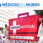 Personal de Médicos del Mundo participa en una concentración por la sanidad universal