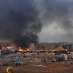 Tiendas quemadas después de que fuerzas de seguridad marroquíes irrumpieran en el campamento ubicado en las afueras de la capital del Sáhara Occidental, El Aaiún.