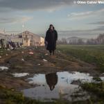 Una mujer refugiada camina por el campo de Idomeni en Grecia