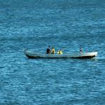 Personas inmigrantes surcan el mar en cayuco