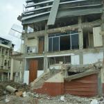 El temblor, de 7'8 en la escala Richter provocó la muerte de casi 700 personas y destrozó viviendas e infraestructuras en esta zona turística de la costa ecuatoriana.