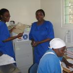 Tres miembros del personal sanitario trabajando en un despacho del hospital.