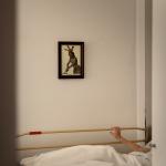 Una anciana permanece confinada a causa de la pandemia en su habitación de una residencia de Badalona, España, 26 de abril, 2020.
