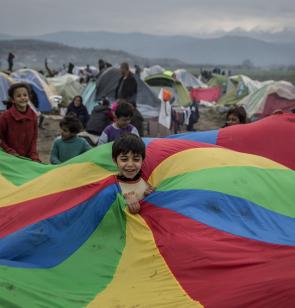 Niños y niñas juegan en un campo de personas refugiadas en Grecia - MdM España