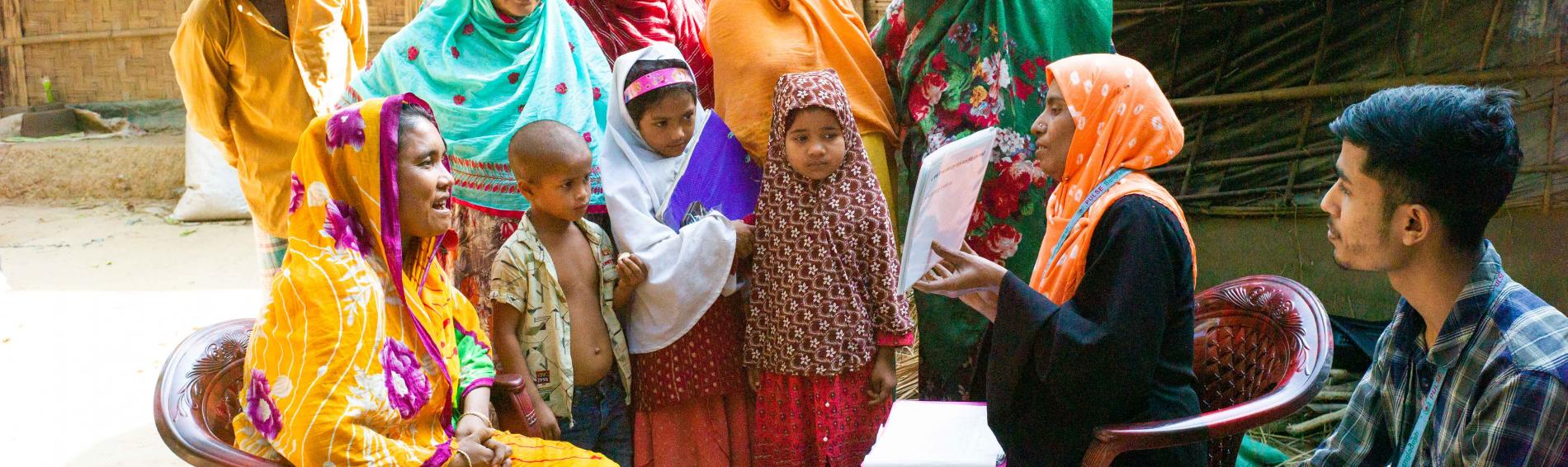 Trabajadores sanitarios en la comunidad de acogida de Cox's Bazar junto a la población rohingya, Bangladesh. MdM Japón