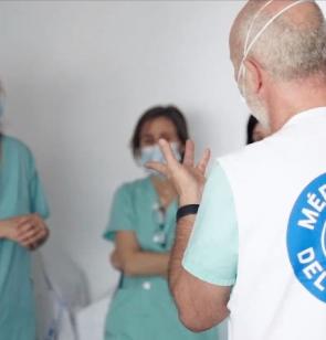 Personal de Médicos del Mundo en hospital de campaña en Madrid durante la emergencia por coronavirus
