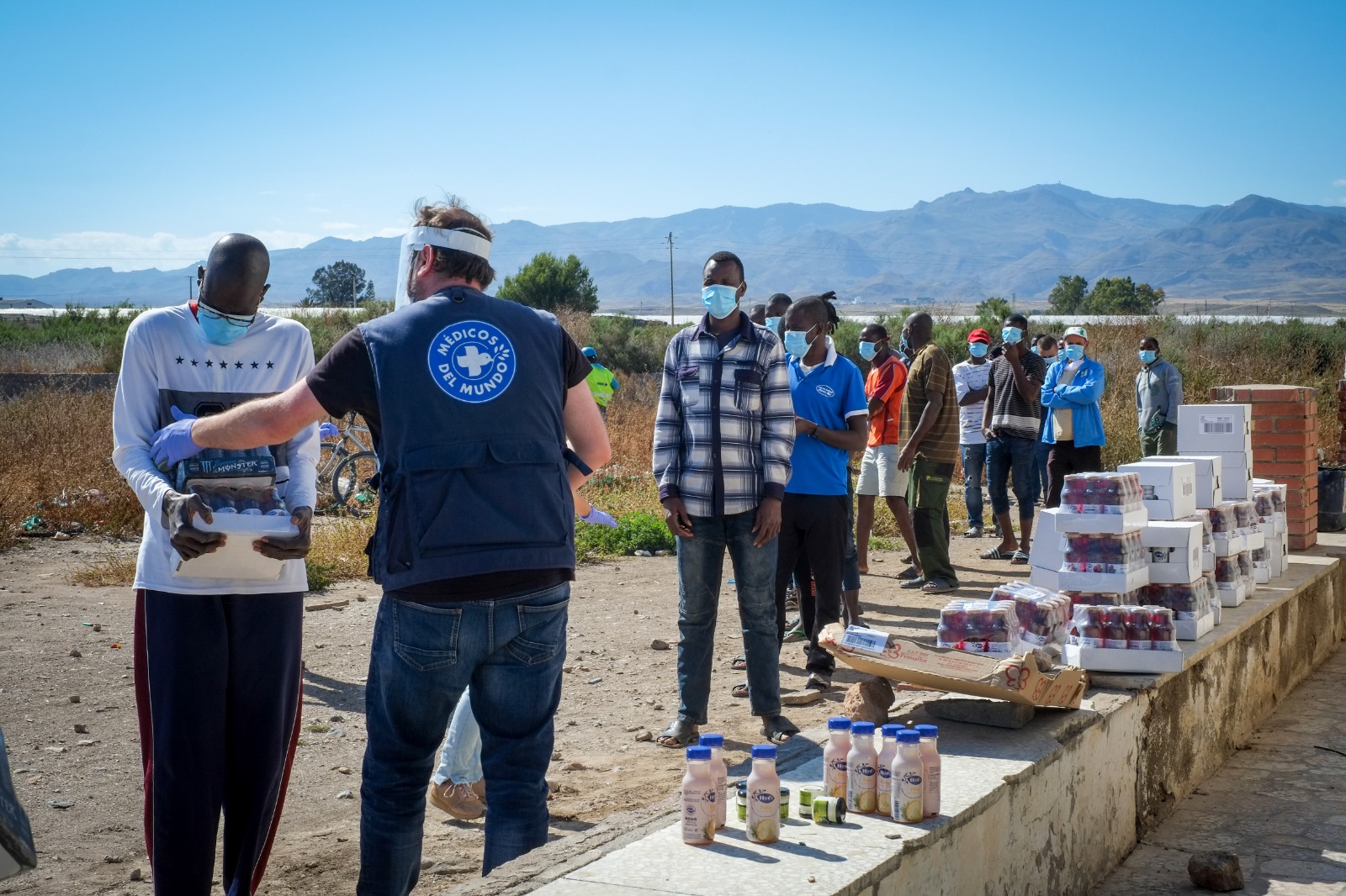 Reparto de alimentos y atención sociosanitaria en los asentamientos de Almeria durante el confinamiento. @ Fran Carrasco